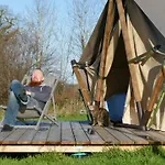 مكان تخييم A La Ferme - Hebergements Insolites *